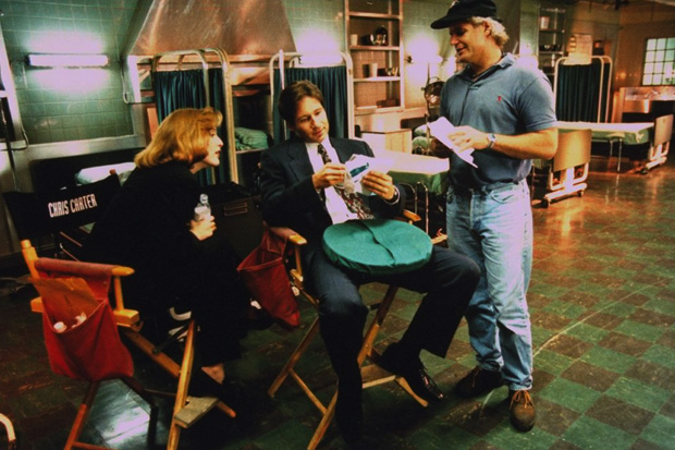 Джиллиан Андерсон, Дэвид Духовны и Крис Картер на съемках X files Джиллиан Андерсон, Дэвид Духовны и Крис Картер на съемках X files