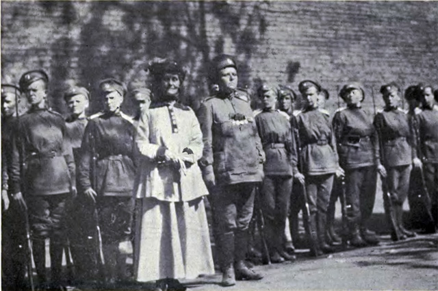 Мария Бочкарева и солдаты женского батальона