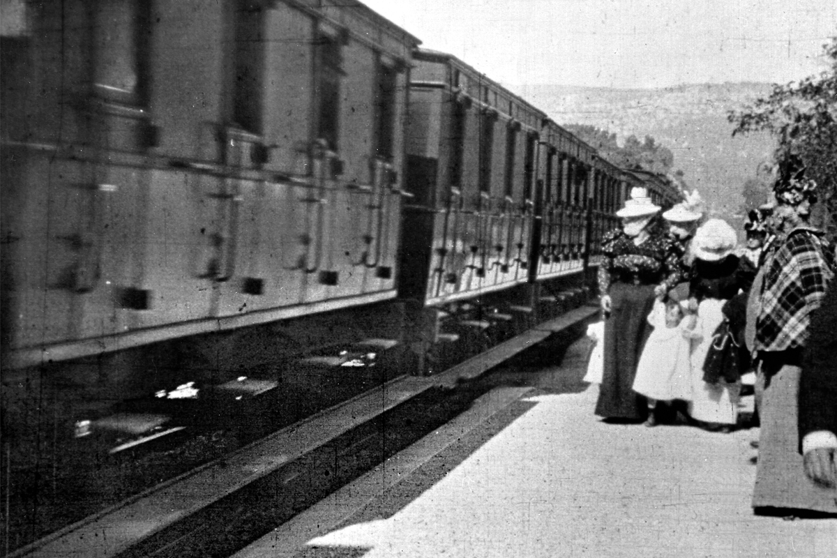 кадр из фильма "Прибытие поезда на вокзал города Ла-Сьота", 1895